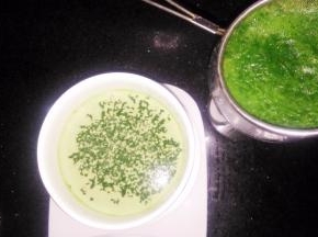 菠菜加适量清水用料理机打成菠菜汁，过滤出95克。加入酵母粉静置融化。
