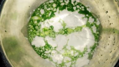 菠菜酵母水倒入面粉中。