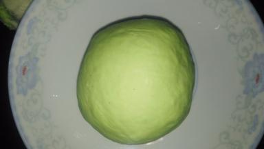 醒好的面团，揉压出发酵产生的小气泡。