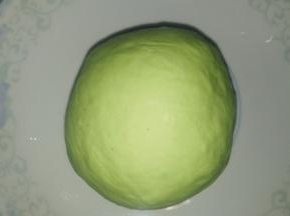 醒好的面团，揉压出发酵产生的小气泡。