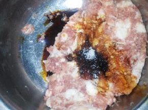 肉馅加入生抽、老抽、白糖搅拌均匀，分三次加入葱姜花椒水，顺时针搅拌上劲。（葱姜花椒水就是用从、姜、花椒一起泡的水）