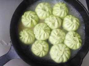 倒入没过包子三分之一的热水。