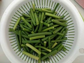 蒜苔洗净去首尾切小段。
