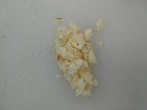 大蒜剁成蒜蓉。