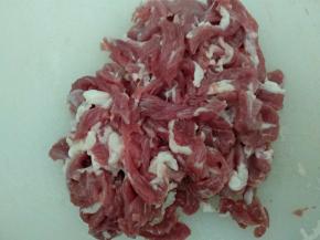 肉洗净切丝。