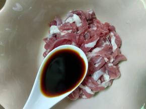 肉丝放入碗里加入酱油。