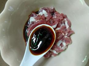 加入蚝油搅匀腌制10分钟。