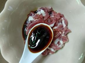 加入蚝油搅匀腌制10分钟。