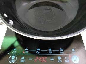 炒锅放置美的电磁炉上，选“炒菜”功能将锅烧热倒入适量植物油烧八成热。