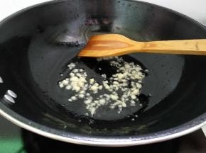 放入大蒜爆香。