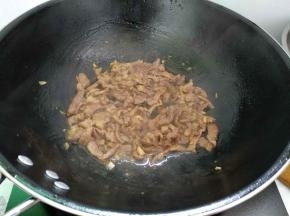 倒入肉丝，转中火快速翻炒至熟。