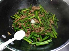加入鸡精和盐翻炒均匀即可出锅。