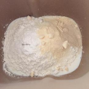 将黄油以外的面团材料混合，揉至扩展阶段，再加入黄油，揉至可撑出薄膜状态