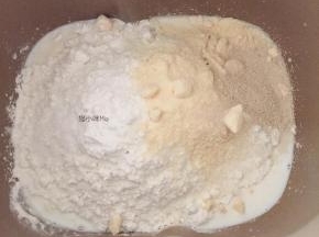 将黄油以外的面团材料混合，揉至扩展阶段，再加入黄油，揉至可撑出薄膜状态