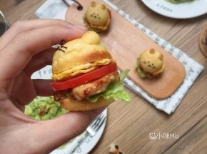 接下来准备汉堡夹心，煎里脊（猪里脊切成0.5cm厚度的片状，用生抽、糖、耗油、料酒、淀粉腌制后煎熟），圣女果切片，煎蛋，生菜，芝士，从小面包中间位置切开，把食物一层一层叠起来就可以啦