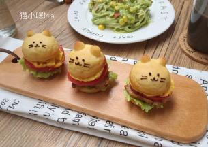 将融化的黑巧克力画出猫咪的眼睛嘴巴和猫须