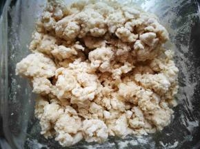 面粉加100度开水，烫成如上状态，拌匀，静置30分钟