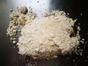 倒在案板上，开始揉