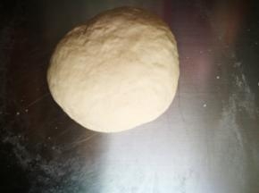 中间会非常粘手，不要加粉，继续揉，揉着揉着就不粘了，会越来越光滑，揉好后，盖起来醒面，会越醒越光滑