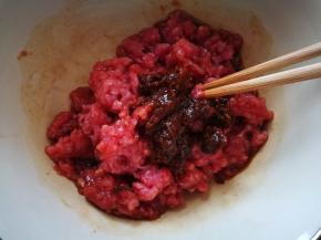 放入料理机打成肉沫，加入生抽，老抽，蚝油，盐，姜末，搅拌均匀