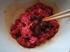 放入料理机打成肉沫，加入生抽，老抽，蚝油，盐，姜末，搅拌均匀