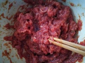 分次一点点加水，每次完全吸收加下次水，不要加多了，打到肉馅上劲，有粘性弹性，标准就是插根筷子不倒