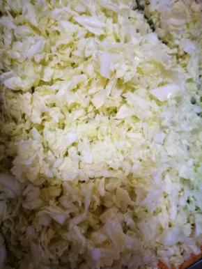 洗净的大白菜剁碎