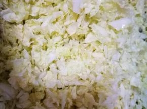 洗净的大白菜剁碎