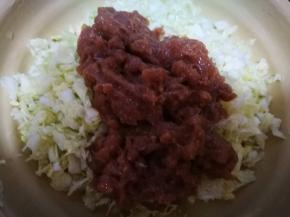 拌入肉馅，搅拌均匀