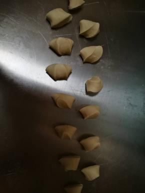 烫面团取出，如饺子皮一样的过程切成大小相同的小剂子