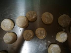 按扁，擀成面皮