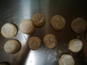 按扁，擀成面皮