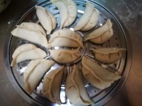 蒸屉上刷层薄油防粘，水烧开后再放入蒸屉，中大火蒸15分钟，闷2分钟出锅