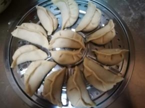 蒸屉上刷层薄油防粘，水烧开后再放入蒸屉，中大火蒸15分钟，闷2分钟出锅