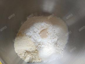 搅拌桶里先放入面粉、盐、细砂糖、奶粉、酵母等干性材料