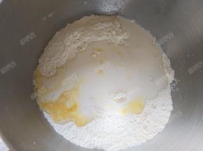 加入蛋液、牛奶等湿性材料