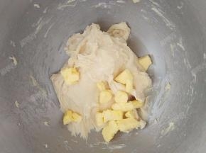揉成团，能拉出较粗的膜时加入黄油