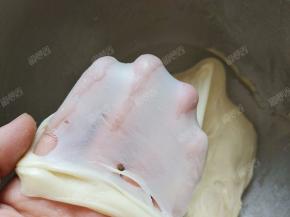 继续搅拌至能拉出薄而不易破的膜