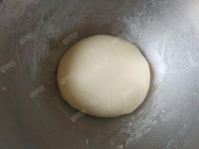 将面团揉面后进行一次发酵