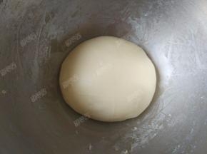将面团揉面后进行一次发酵