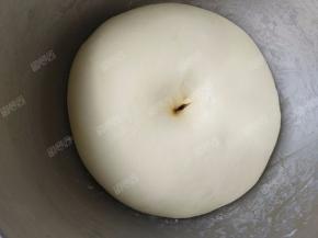 发酵至两倍大小，用手沾面粉戳洞不回缩不塌陷即可