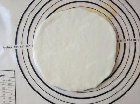 取一份面团擀成八寸圆模的大小
