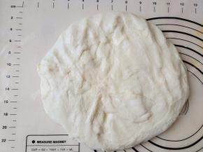 将面团倒出轻压排气