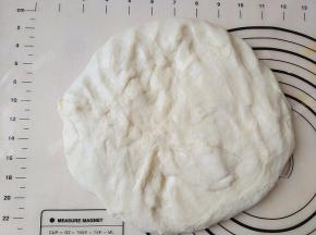 将面团倒出轻压排气