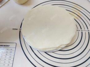 将三个面皮重叠覆盖