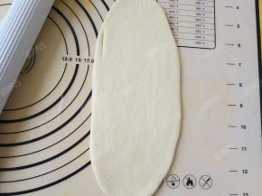 第四个面团擀成长舌状