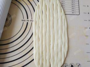 刻出花纹，如果有拉花滚刀的话会方便很多，我没有，就用的普通的水果刀，技术不太过关