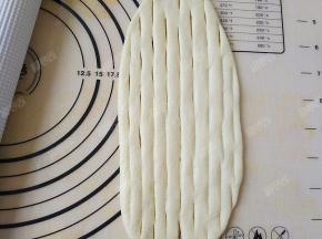 刻出花纹，如果有拉花滚刀的话会方便很多，我没有，就用的普通的水果刀，技术不太过关