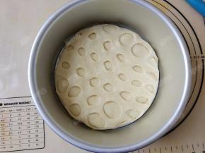 放入八寸圆模中进行二发