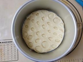 放入八寸圆模中进行二发